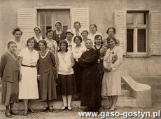 1952.Przed probostwem w Jaraczewie - czlonkinie Towarzystwa Czytelni dla Kobiet w Gostyniu wraz proboszczem ks. Stefanem Krysinskim i pania Trzebinska (stoi pierwsza od lewej strony) - 5 czerwca 1932 r.