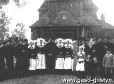 1955. Orszak weselny przed kosciolem w Domachowie (lata 30-te XX wieku)