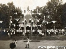 1959.Piramida drabiniasta w wykonaniu czlonkow Towarzystwa Gimnastycznego SOKOL w parku przy ul. Strzeleckiej w Gostyniu (lata 20. XX wieku)