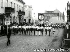 1959.Uczniowie Szkoly Podstawowej nr 1 w pochodzie pierwszomajowym (Rynek w Gostyniu, 1969 r.)