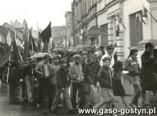 1960.Uczniowie Szkoly Podstawowej nr 1 w Gostyniu w pochodzie pierwszomajowym (1984 r.)