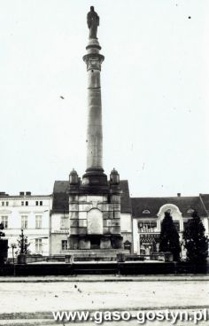 1963.Rynek w Gostyniu - pomnik Serca Jezusowego (lata 30. XX wieku)