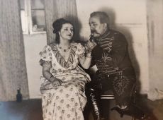 1966.Aktorzy Polskiego Towarzystwa Dramatycznego imienia Aleksandra Fredry „Fredreum” w Gostyniu w komedii Aleksandra Fredry Damy i huzary (1930 r.)