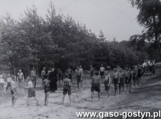 1970.Oboz III Druzyny Harcerskiej w Glogowku (lipiec 1930 r.) - gry i zabawy mlodziezy, w srodku stoi ksiadz Stanislaw Franciszek Szczerbinski, filipn ze Swietej Gory, przyjaciel harcerzy