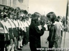 1970.Szkola Podstawowa nr 3 w Gostyniu - uroczysty apel z okazji przekazania wladzy nowej Radzie Samorzadu Uczniowskiego (1974 r.)