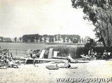 1971.Plaza osrodka wypoczynkowego gostynskiej Cukrowni nad Jeziorem Loniewskim