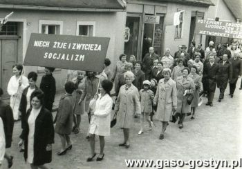 1975. Gostynianie w pochodzie 1. majowym z haslem NIECH ZYJE I ZWYCIEZA SOCJALIZM (Gostyn, ul. 1 Maja)