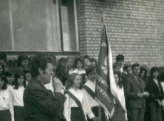 1979.Szkola Podstawowa nr 3 w Gostyniu - uroczysty apel z okazji przekazania wladzy nowej Radzie Samorzadu Uczniowskiego (1974 r.)