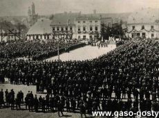 1982.Rynek w Gostyniu -zaprzysiezenie Strazy Ludowej, ktorej komendantem byl Franciszek Polaszek, a  szefem sztabu komendy Hipolit Niestrawski (11 maja 1919 r.)