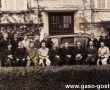 1985.Uczestnicy (po zdanym egzaminie) pierwszego kursu samochodowego  w Prywatnym Koedukacyjnym Liceum i Gimnazjum Ziemi Gostynskiej (27 kwietnia 1939 r.)