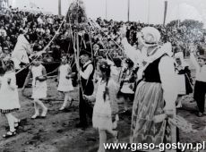 1986.  Gminne dozynki na stadionie w Pepowie (15 wrzesnia 1985 r.)-dzieci z zespolu Wisieloki z Szymanowa