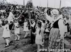 1986.  Gminne dozynki na stadionie w Pepowie (15 wrzesnia 1985 r.)-dzieci z zespolu Wisieloki z Szymanowa