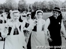 1988.  Gminne dozynki na stadionie w Pepowie (15 wrzesnia 1985 r.)-zespol z Bukowca Gornego