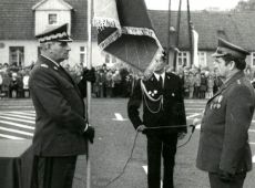 2002.Gen. brygady Jan Celek (z-ca dowodcy Wojsk Lotniczych) wrecza sztandar prezesowi Klubu Oficerow Rezerwy im. gen. J. Bema kapitanowi rezerwy Janowi Bemowi (Rynek w Krobi, 20.10.1984 r.)