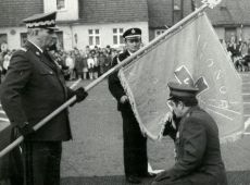 2003.Gen. brygady Jan Celek (z-ca dowodcy Wojsk Lotniczych) wrecza sztandar prezesowi Klubu Oficerow Rezerwy im. gen. J. Bema kapitanowi rezerwy Janowi Bemowi (Rynek w Krobi, 20.10.1984 r.)