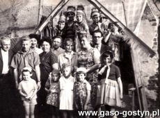 2020.Uczestnicy amatorskiego spektaklu teatralnego-podworze Panstwa Karolczakow na gostynskim Rynku -1959 r.