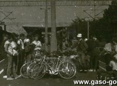 2043.  Oboz rowerowy uczniow Zespolu Szkol Zawodowych w Gostyniu (1988 r.) - w drodze na Mazury