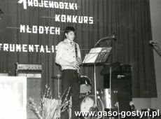 2044. I Wojewodzki Konkurs Mlodych Instrumentalistow (grajacych w strazackich orkiestrach) w Osiecznej (1985 r.)-na scenie Dariusz Sikora z Orkiestry Cukrowni Gostyn