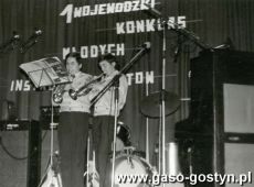 2045. I Wojewodzki Konkurs Mlodych Instrumentalistow (grajacych w strazackich orkiestrach) w Osiecznej (1985 r.)-na scenie Piotr Wozniak i Wojciech Kudelka z Orkiestry Cukrowni Gostyn