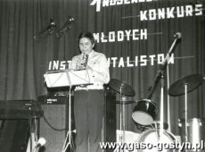 2046. I Wojewodzki Konkurs Mlodych Instrumentalistow (grajacych w strazackich orkiestrach) w Osiecznej (1985 r.)-na scenie Wojciech Kudelka z Orkiestry Cukrowni Gostyn