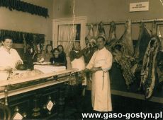 2053.Sklep rzeznicko-wedliniarski przy Lissaerstrasse 11 (Leszczynska) w Gostyniu, na zdjeciu niemiecka rodzina, ktora przyczynila sie do wywlaszczenia rodziny Niestrawskich