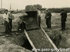 2054.Pierwsza wywrotka betonu pod stope fundamentowa nowej Huty Szkla w Gostyniu - brygada budowlana Antoniego Cichowskiego (1 pazdziernika 1958 r.)