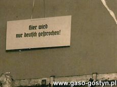 2054.Tabliczka z napisem Tutaj mowimy tylko po  niemiecku w sklepie rzeznicko-wedlkiniarskim przy Lissaerstrasse 11 (Leszczynska) w Gostyniu zajetym przez rodzine niemiecka
