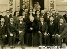 2057.Zjazd delegatow Okregu X Kol Spiewaczych w Gostyniu (1935 r.), zdjecie wykonano przed Hotelem Francuskim Kaliksta Jankiewicza, w srodku ks. Kazimierz Szreybrowski (proboszcz parafii farnej w Gostyniu)