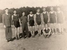 2060. Sportowcy Liceum Ogolnoksztalcacego w Gostyniu (1954 r.) na boisku pilkarskim Kani Gostyn (obecnie w tym miejscu jest huta szkla)