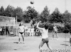 2063.Siatkarki Liceum Ogolnoksztalcacego w Gostyniu (boisko przy stadionie sportowym w Gostyniu - 1969 r.)