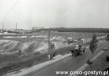 2067.Gostyn (ok.1950 r.)-ul. Starogostynska (w oddali boisko pilkarskie, na miejscu ktorego powstanie nowa huta szkla)