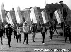 2076. Rynek w Gostyniu- pracownicy Wielkopolskiej Huty Szkla w pochodzie 1-majowym.JPG