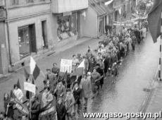 2077. Pracownicy MHD i PZGS w  Gostyniu w pochodzie 1-majowym (1969 r.)