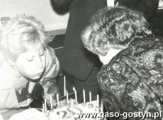 2077.Obchody 20-lecia Przedszkola Jarzebinka w Gostyniu (08.01.1989 r.), swieczki na torcie zdmuchuja Helena Walczewska i Urszula Piecuch