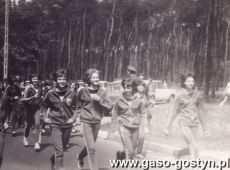 2078. Uczniowie szkol podstawowych i srednich w sztafecie pokolen - Gostyn, ul. Starogostynska, 27 maja 1979 r.