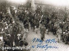 2091.Gostyn - pochod pierwszomajowy na ul. Swierczewskiego (1 maja 1954 r.)