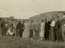 2093.Grupa osob w okolicy cegielni w Gostyniu, piaty od lewej strony stoi Wincenty Dabinski - w latach 1919-1929 starosta gostynski, zdjecie wykonoano 18 sierpnia 1935 roku