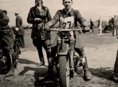 210.Zawodnicy z Gostynia Stanislaw Trabka i Witold Portalski na wyscigu motocyklowym w Gnieznie (1948 r.)