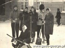 2104. Uczennice Liceum Ogolnoksztalcacego  podczas odsniezania Gostynia (w marcu 1964 roku byla potezna sniezyca)