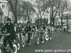 2108. Uczniowie Szkoly Podstawowej nr 3 w Gostyniu w pochodzie pierwszomajowym (ul. Marchlewskiego w Gostyniu,1980 r.)