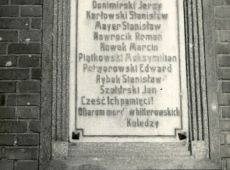 2124.Tablica ku czci zamordowanych przez hitlerowcow pracownikow, udzialowcow i czlonkow rady nadzorczej Cukrowni w Gostyniu (tablice odslonieto 14 wrzesnia 1947 r.)