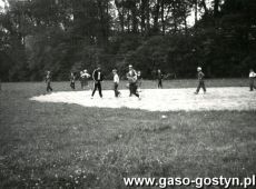 2126.Uczniowie Szkolnego Klubu Sportowego ze Zbiorczej Szkoly Gminnej w Krobi na obozie sportowym w Osiecznej (czerwiec 1980 r.)