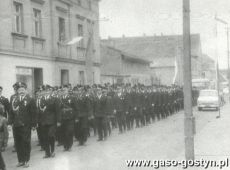 2129.Obchody 30-lecia zakonczenia II wojny swiatowej-przemarsz strazakow z OSP ulica Powstancow Wlkp. w Gostyniu (09.05.1975 r.)