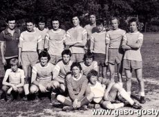 213.Juniorzy Kani Gostyn z trenerem Andrzejem Rogala (1977 r.)