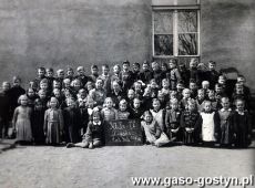 2130. Uczniowie Szkoly Podstawowej w Piaskach (klasa 1a i 1b) - rok szkolny 1953-1954