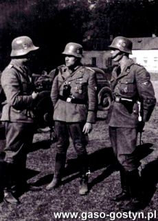 2140.W srodku stoi Franz Sommer (1897-1980) - Sturmbannfuhrer (od listopada 1940 r. SS-Obersturmbannfuehrer), dowodca Einsatzkommando 15 (2VI), wydal rozkazy rozstrzelania Polakow w Gostyniu, Krobi, Poniecu