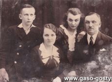 2141.Rodzina Kazmierskich, Waclaw (mistrz szewski), jego zona Helena z domu Politowska, corka Miroslawa i syn Zbigniew (pozniejszy dyrektor Liceum Ogolnoksztalcacego w Gostyniu), zdjecie wykonane w maju 1939 r.