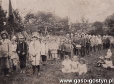2144.Zabawy dzieci w ogrodku ludowym nad rzeka Kania w okolicy kosciola farnego w Gostyniu (ok. 1917 r.), chlopiec z bebenkiem to Leon Kazmierski (syn Karola Kazmierskiego i Magdaleny z domu Junghan)
