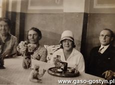 2147.Od lewej staroscina M.Dabinska (prezeska Towarzystwa Czytelni dla Kobiet), prof. M.Godlewska, M.Langner (skarbniczka towarzystwa) i Bogdan Dabinski, zdjecie wykonane na werandzie domu Dabinskich w Gostyniu