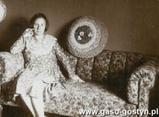 2150.Marta Krawczyk (z domu Mazurkiewicz), zona burmistrza Gostynia Karola Krawczyka w mieszkaniu burmistrzowskim w gostynskim ratuszu (1932 r.)